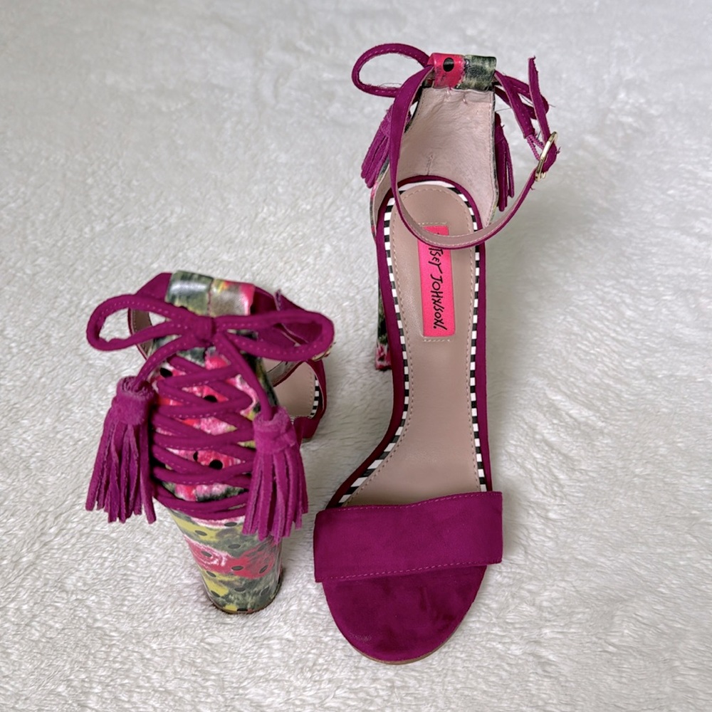Perfect for Valentine’s Day! Betsy Johnson sexy flirty pink suede heels - size 8